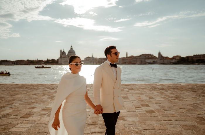 sposi in bianco e nero felici e sorridenti